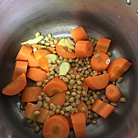 猪头肉黄豆胡萝卜汤的做法图解1