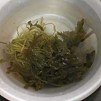 咸菜毛豆炒蛤蜊肉的做法图解1