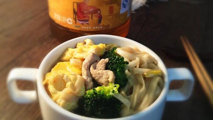 西兰花肉丝鸡蛋面