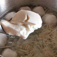 冬日里暖暖的嫩豆腐鱼丸汤的做法图解3