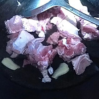 羊肉炖酸菜的做法图解2