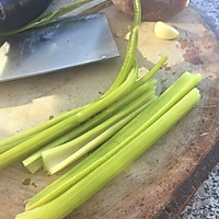 芹菜炒粉的做法图解1