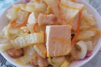 搭配均衡的家常菜：五花肉白菜炖豆腐