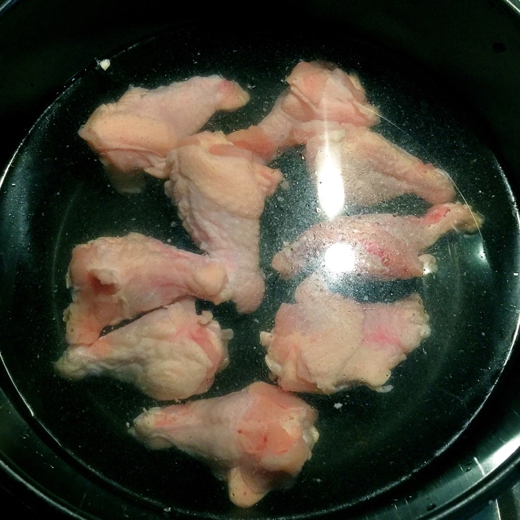 香菇鸡翅根卤面的做法图解2