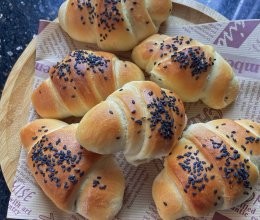 #莓语健康日记#肉松豆沙牛角面包的做法