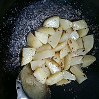 黑胡椒洋葱牛排烩土豆的做法图解5