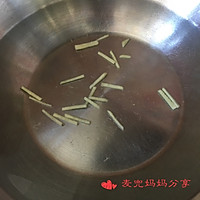 宝宝辅食：胡萝卜炒鸡肝的做法图解2