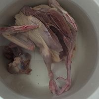 红枣乳鸽汤的做法图解2