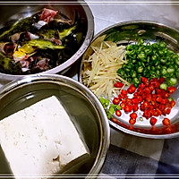 鲜椒黄辣丁炖豆腐的做法图解1
