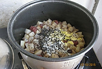 土豆腊肠煲饭的做法