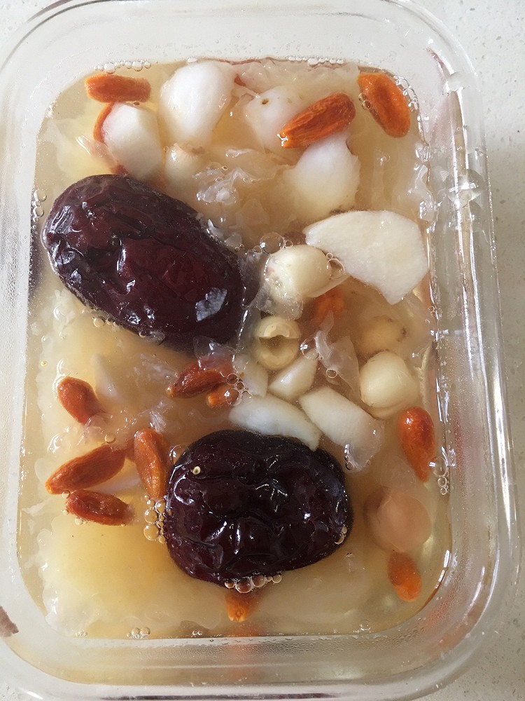 银耳莲子红枣枸杞汤的做法