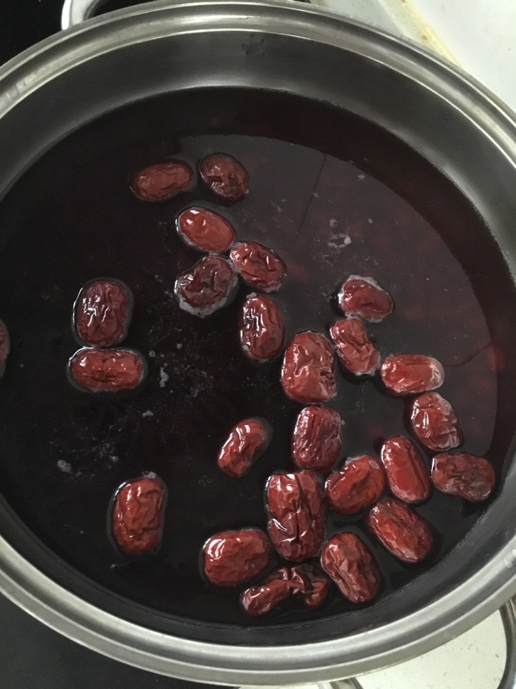 红豆黑米花生红枣粥的做法图解2