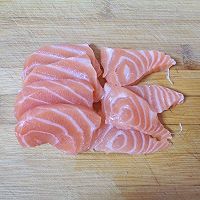 #挪威三文鱼#挪威三文鱼小炒的做法图解2