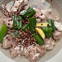 #黄河路美食#红烧羊肉炒米线的做法图解1