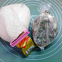 #仙女们的私藏鲜法大PK# 发面版千层韭菜肉饼的做法图解1