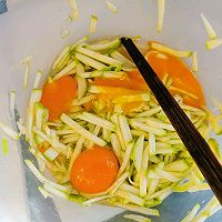 平底锅西葫芦蛋饼的做法图解3