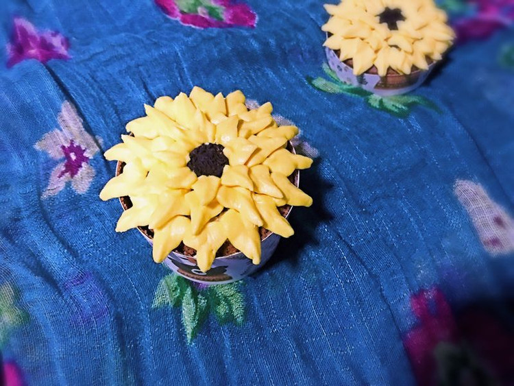 巧克力海绵蛋糕＋太阳花裱花（奶酪霜）的做法