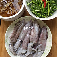 #餐桌上的春日限定#香葱炒鲜鱿鱼的做法图解4