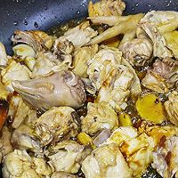 砂锅板栗炖鸡的做法图解4