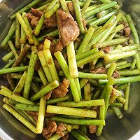 #葱伴侣豆瓣酱能蘸善炒#蒜苔炒肉的做法图解3