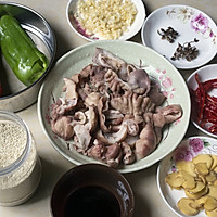 干煸肥肠的做法图解1