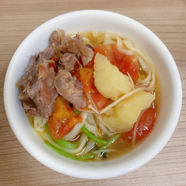 压锅牛尾汤面的做法