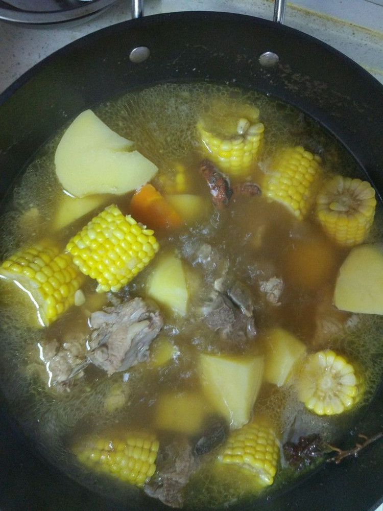 土豆玉米排骨汤的做法