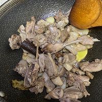 #金龙鱼橄榄油调和油520美食菜谱#完胜腥臊-酸菜焖鸭的做法图解9