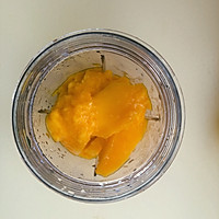 自制芒果酸奶雪糕的做法图解1