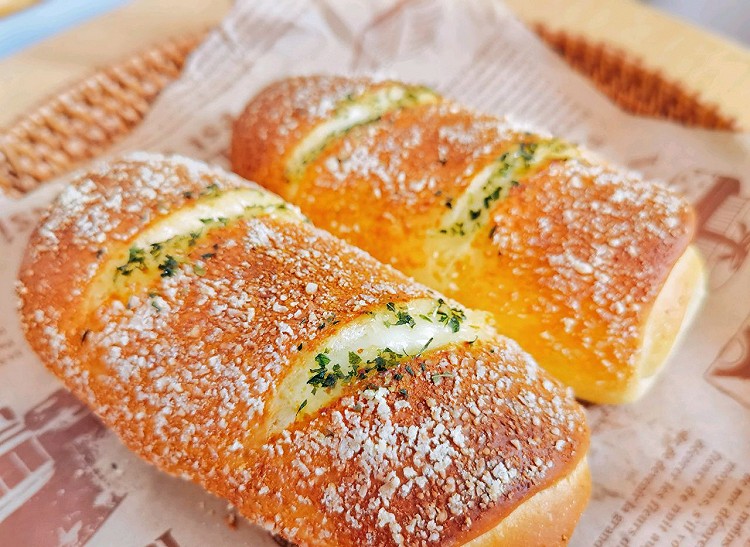 咸香松软的芝士烤肠面包的做法