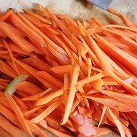 胡萝卜与鸡胸肉的结合的做法图解3