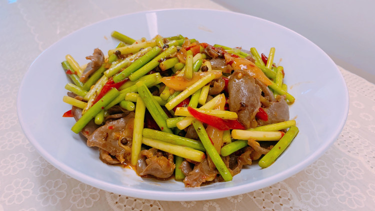 泡椒蒜苔炒鸭胗的做法