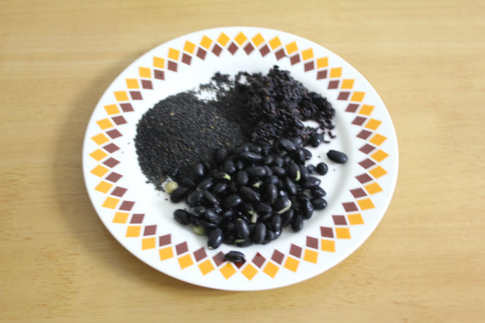 养生豆浆——三黑豆浆 的做法图解1