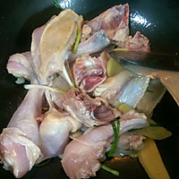 板栗焖童子鸡的做法图解3