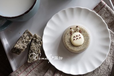 松软的龙猫蒸蛋糕