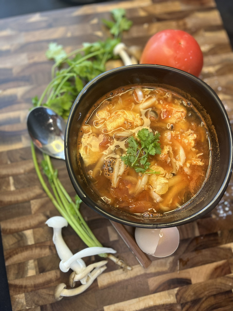 秋天干燥多喝汤，番茄海鲜菇汤！的做法