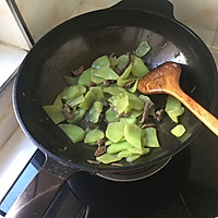 莴笋牛肉的做法图解2