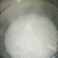 开胃榨菜粥的做法图解2