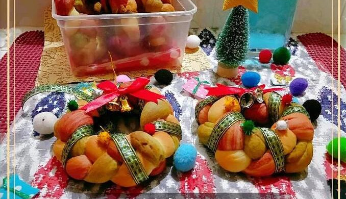 在圣诞节做一个彩色花圈面包
