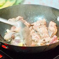 排骨烧土豆的做法图解3