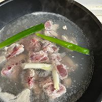 排骨萝卜汤的做法图解1