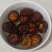 鲍鱼香菇炖鸡，鲍鱼肉质厚实Q弹，鸡肉鲜美无比，看着就流口水～的做法图解2