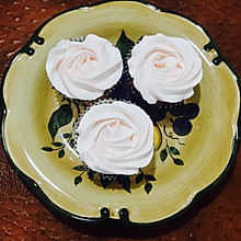 红丝绒玫瑰花纸杯蛋糕
