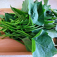 #520，美食撩动TA的心！#夏季瘦身玉米面蒸红薯叶的做法图解1