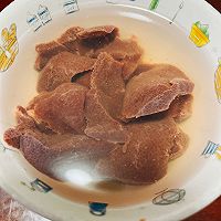 养肝明目的枸杞叶猪肝汤的做法图解2