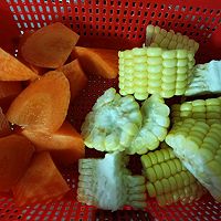 苹果玉米红萝卜猪骨汤的做法图解4