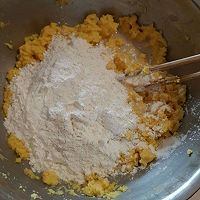 越吃越香的玉米面葡萄干发糕的做法图解4