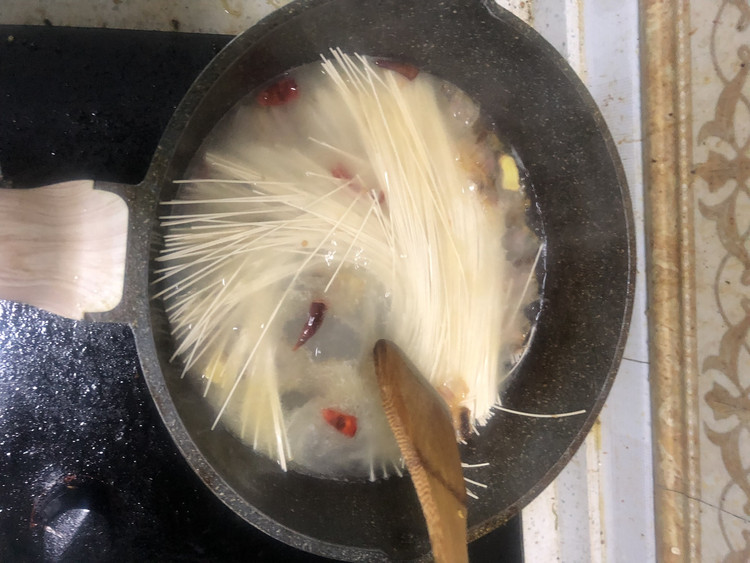 腊肉面条的做法
