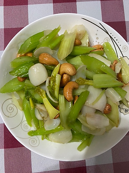 西芹百合炒腰果的做法