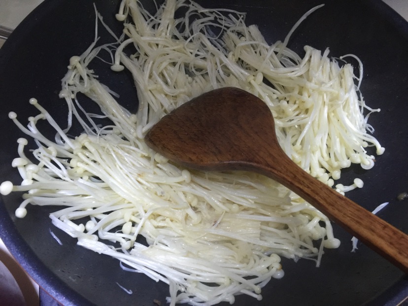 香煎牛肉烩金针菇的做法图解4
